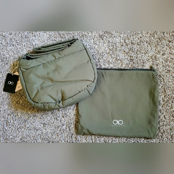 The Sophia Label Cosy Puffy Nylon Crossbody Bag in Pine- Olive Green - Picture 5 of 9